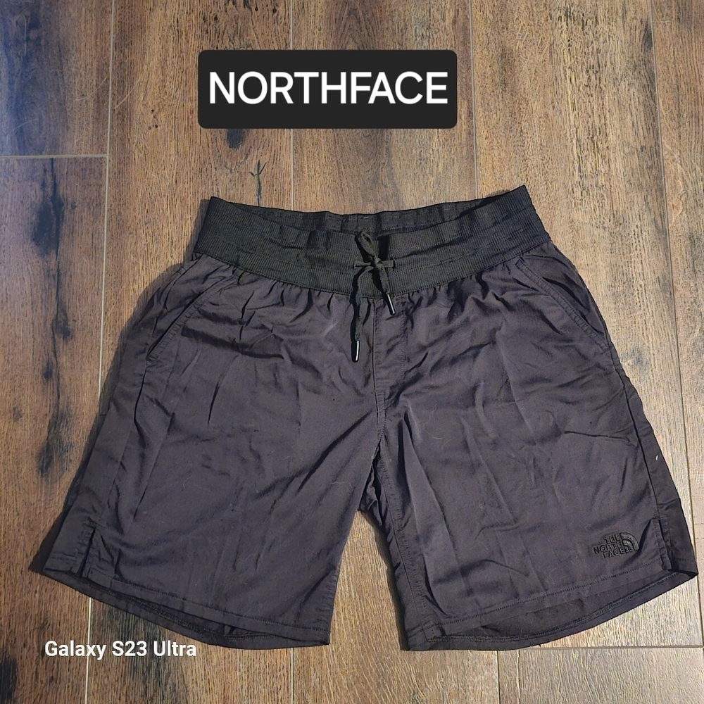 The north face women’s black outdoor long shorts size 6
